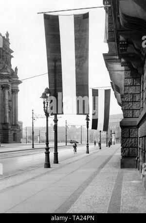 Schwarz-weiß-roten Fahnen anlässlich des Preußischen Landtags Wahlen am Sitz der Deutschen National Party in der Friedrich-Ebert-Straße, Berlin hängen. Stockfoto