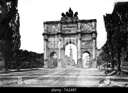 Das Siegestor in München, im Hintergrund die Ludwigskirche. Stockfoto