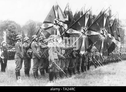 Mitglieder der Kyffhaeuserbund sammeln an einer Parade auf der Karlswiese. Die soldaten in voller Uniform gesenkt die Fahnen der alten Regimenter während des traditionellen beklagen "Der gute Kamerad" ("Der gute Genosse') zu Ehren der Gefallenen. Stockfoto