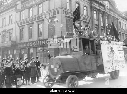 Während der Präsidentschaftswahlen 1932 die Agitation Lkw der KPD fährt durch die Straßen von Berlin und macht Kundenwerbung gegen die SPD, die von den Kommunisten gehasst. Auf dem Plakat auf der Seite des Auto, 'Wer hilft der Reaktion im Sattel?" Der SPD. Daher sind alle Stimmen für Thälmann!' Stockfoto