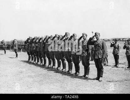 Foto der Deutschen Luftwaffe (Air Force) Offiziere der Legion Condor salutierte die Spanische Caudillo General Francisco Franco während einer Siegesparade anlässlich der Invasion von Madrid Flughafen Barajas, Madrid am 28. März 1939. Andere Soldaten und Spanischen Trompeter haben auch gefüttert. Es sind Flugzeuge im Hintergrund. Stockfoto