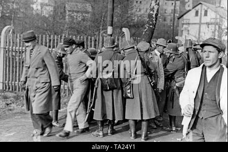 Vor einer Wahl Rallye der SdP in Nejdek Neudek (heute), die Teilnehmer werden von der Polizei gesucht. Stockfoto