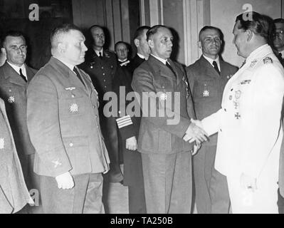 Foto von Feldmarschall Allgemeine Hermann Göring (rechts), an der Rezeption von Offiziere der Legion Condor, die aus dem Spanischen Bürgerkrieg im Haus der Flieger zurück ("Haus der Flieger") in Prinz Albrecht Straße in Mitte (Berlin) am 5. Juni 1939. Vorne auf der linken Seite steht Hellmuth Volkmann, der zum Generalmajor befördert wurde. Alle Offiziere tragen die spanischen Kreuz. Stockfoto