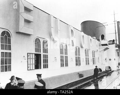 Name Schriftzug auf dem oberen Deck des Dampfers "Europa" des Norddeutschen Lloyd. Stockfoto