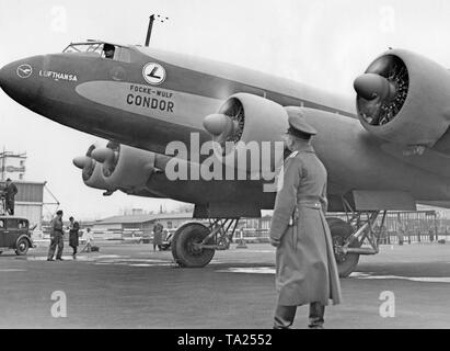 Eine Maschine mit vier Focke-Wulf FW 200 Condor der Lufthansa vor seinem Abflug. Stockfoto