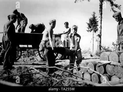 Soldaten tragen Granaten, der gerade in der Sammelstelle angekommen sind. Foto der Propaganda Firma (PK): SS Kriegsberichterstatter Nussbaumer. Stockfoto