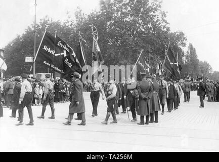 Uniformierte Mitglieder der einzelnen DNVP Verbänden (Deutsche Nationale Volkspartei) März während des Kongresses in Stettin mit ihren Fahnen, auf denen es heißt "Freiheit, Arbeit, Recht". Stockfoto