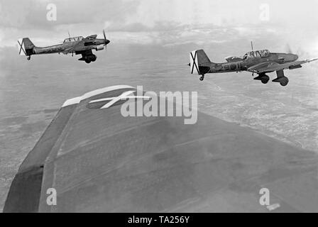 Foto von zwei Deutschen (Stuka) Junker 87 (Ju 87) Bomber während ihrer Echelon Flug auf der Brunete Front westlich von Madrid während der Schlacht von Brunete im Juli, 1937. Das Foto wurde aus einer der Flugzeuge berücksichtigt. Die KOKARDEN der Legion Condor sind gut erkennbar. Stockfoto