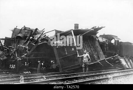 Blick auf einen gesperrten Anschluss im französisch besetzten Ruhrgebiet. Ein Personenzug fuhr auf den Trümmern eines jüngsten Gueterzugunfalls (Undatiertes Foto). Stockfoto