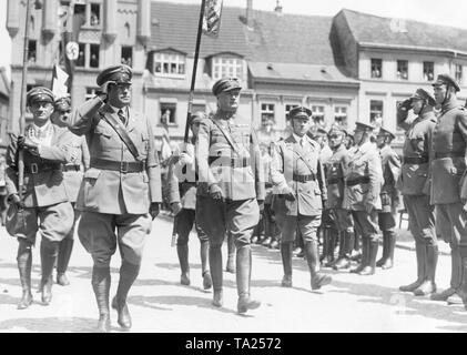 Anlässlich des 10. Jahrestages der Stahlhelm-Ortsgruppe Perleberg den Stahlhelm ein März seiner Mitglieder in der Stadt organisiert. Hier, der Führer, Franz Seldte, würdigt die angetreten, Stahlhelm, Mitglieder. Stockfoto