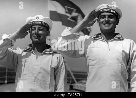 Heinz Ruehmann wie Heini Jaeger (links) und Friedrich Benfer wie Willy Timm in der Komödie "Drei Bluejackets und eine Blonde", Regie: Carl Boese. Alle drei Jungen verlieben mit einem blonden Mädchen. Stockfoto