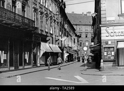 Eine "V"-Zeichen ist auf Sattlergasse in Bratislava angezeigt. Das 'V' ist ein Nazi Symbol des Sieges. Stockfoto