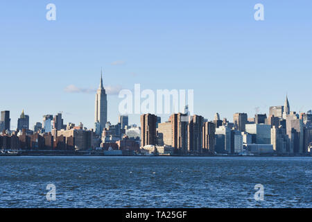 New York City, New York, USA. Tag und Nacht die Skyline von Brooklyn plus NYPD Polizei Auto in Times Square. Stockfoto