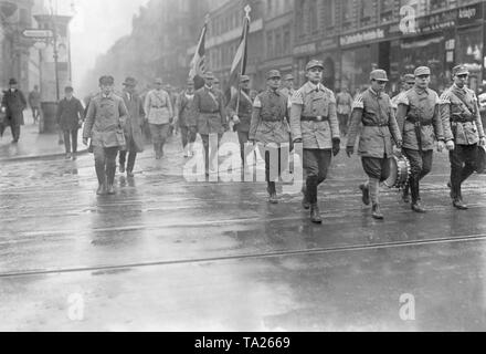 Bei Heldengedenkfeier (Helden' Memorial Tag) Mitglieder des Stahlhelm März mit ihren Fahnen durch die Straßen von Berlin. Stockfoto