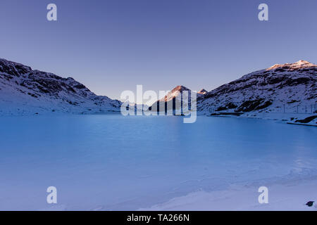 Black Ice auf See am Bernina Pass in der Morgendämmerung Stockfoto