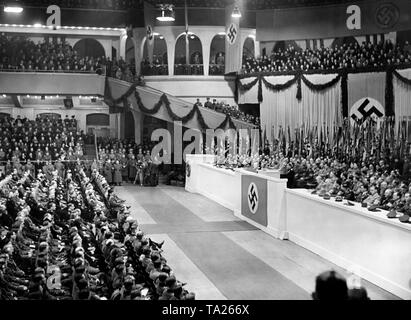 Der Propagandaminister Joseph Goebbels liest Adolf Hitlers Proklamation am 10. Jahrestag der Übernahme. Foto: Schwanke Stockfoto