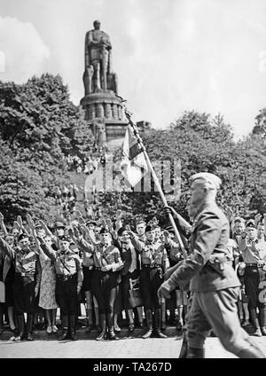 Der Leiter der Parade (mit Standards) der Legion Condor marschieren an der Bismarck Denkmal im Alten Elbpark am Millerntorplatz. Zuvor waren die Soldaten kamen mit den Schiffen der KdF-Flotte im Hafen von Hamburg (Gänge). Mitglieder der Hitlerjugend und Passanten den Hitlergruß auf der Straße zeigen. Stockfoto