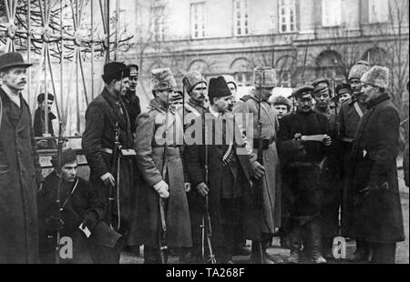 Kurz nach der erfolgreichen Oktoberrevolution, Aufträge an die freiwillige Wachen außerhalb des Smolny Institut, dem Sitz des Petrograder Sowjets ausgestellt. Stockfoto