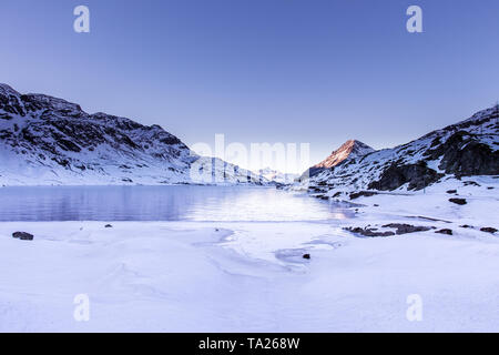 Black Ice auf See am Bernina Pass in der Morgendämmerung Stockfoto