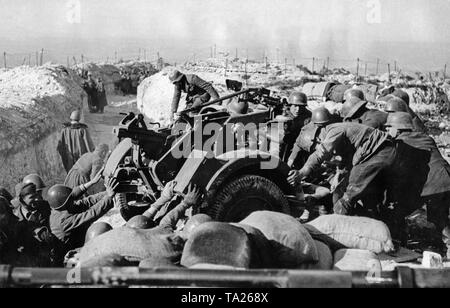 Undatiertes Foto von Soldaten der Legion Condor während der Änderung der Position einer 2-cm-Flak 30 in der letzten Schlachten des Spanischen Bürgerkriegs im März 1939 in Toledo. Stockfoto