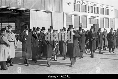 Mohammed Nadir Schah, König von Afghanistan, bei einem Besuch in Berlin Tempelhof Airport. Stockfoto