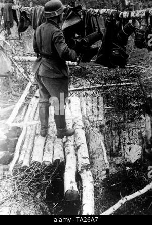 Ein Deutscher vor einem Pol Rahmen aus Birke Niederlassungen errichtet. Unter anderem die Soldaten hing Kleidung, Helme und Gasmaske Dosen auf. Foto der Propaganda Firma (PK): kriegsberichterstatter Ebert. Stockfoto