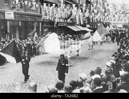 Sudetendeutsche Saengerfest in Teplitz-Schoenau (heute Teplice), 1934. Die Flagge der Tschechoslowakei wird zuerst durchgeführt, dann die Fahnen von Böhmen, Mähren und Schlesien. Seit der Machtergreifung der Nationalsozialisten in Deutschland, die Konflikte zwischen den Sudetendeutschen Minderheit und die Tschechoslowaken hatte intensiviert. Stockfoto