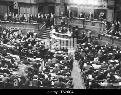 Der stellvertretende der Deutschnationalen Volkspartei (DNVP) Friedrich v. Winterfeld hält eine Rede nach der Eröffnung des Preußischen Landtags unter dem Vorsitz des ältesten Mitglieds des Parlaments allgemein Karl Litzmann. Stockfoto