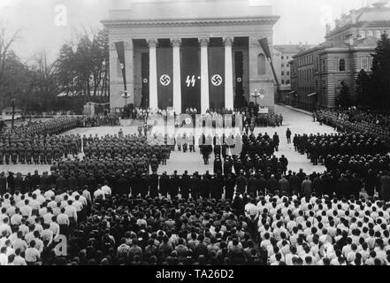 Nach der Annexion Österreichs an das Deutsche Reich, Österreichische Polizeibeamte in Innsbruck sind in Adolf Hilter vereidigt. Stockfoto