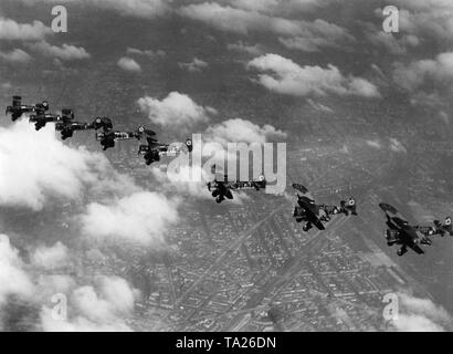 Das Bild zeigt ein Geschwader von Dive Bomber vom Typ Henschel Hs 123 im Flug. Ähnlich wie Fahrzeuge und Waffen der Wehrmacht werden diese Flugzeuge mit Privacy shield Paint ausgestattet. Stockfoto