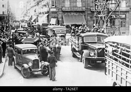 Foto von einer Straße in Vigo, Galicien, Spanien, 1936. Auf der rechten Seite, Lkw gehen mit Soldaten der Deutschen Legion Condor. Stockfoto