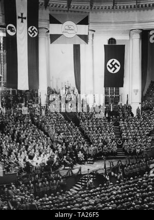 Blick auf das Rathaus von Hannover während der Rede von Franz Seldte, Führer der Stahlhelm, bei einem Treffen aller Stahlhelm Führer. Stockfoto