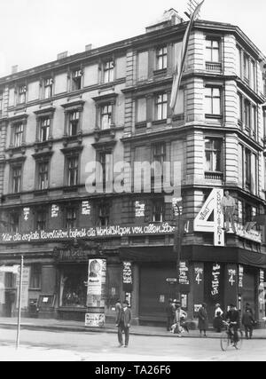 Ein Haus von den Kommunisten anlässlich der Kampagne für den Reichstag Wahlen im Jahre 1930 eingerichtet. Auf das Banner der Fassade steht: 'Nur die Soziale Revolution befreit die Handwerker von allen Belastungen!' Stockfoto