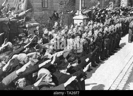 Vereidigung der Tiroler Jaegerregiment auf der Adolf-Hitler-Platz vor der Hofburg in Innsbruck. Nach der Annexion Österreichs an das Deutsche Reich, die Österreichischen Truppen sind in den Nationalsozialistischen Diktator vereidigt. Stockfoto