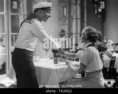 Heinz Ruehmann wie Heini Jaeger und Charlotte Anders als Ilse Schroeder in der Komödie "Drei Bluejackets und eine Blonde", Regie: Carl Boese. Alle drei Jungen verlieben mit einem blonden Mädchen. Stockfoto