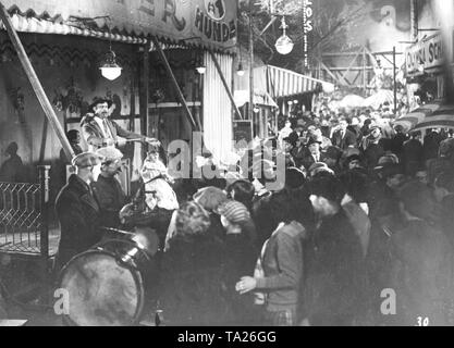 Szene vor einem Messestand auf einer Messe. Auf der Bühne ist ein dompteur mit Tieren. Die undatierte Foto ist vermutlich eine Filmszene, circa 1930. Stockfoto