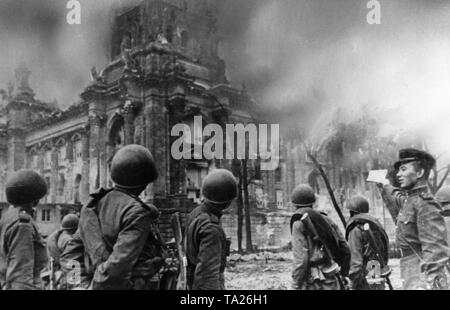 Russische Soldaten vor der brennenden Reichstag, Berlin, Deutschland, 1945 Stockfoto