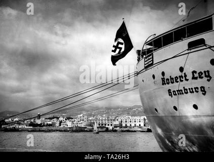 Blick auf Santa Cruz (Teneriffa), rechts im Vordergrund das Heck des Kreuzfahrtschiffes "Robert Ley" von der NS-Organisation "Kraft durch Freude" ('Stärke durch Freude") auf seiner Jungfernfahrt auf die Kanarischen Inseln und Madeira. Stockfoto