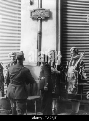 Foto der Straßennamen der Stadt Leon, Kastilien und Leon, zu Ehren des deutschen Freiwilligen Union im Jahr 1939. Das Schild, Calle Legion Condor (Legion Condor Straße) wird durch den Kommandeur des deutschen Einsatzkontingents eingeweiht, Major General Wolfram Freiherr von Richthofen (in der Vorderseite mit einem seitlichen Sechskantschrauben) in Anwesenheit der Vertreter der Stadt am 22. Mai 1939. Stockfoto