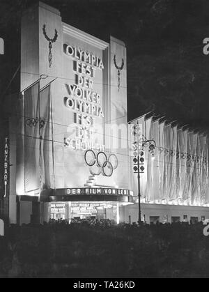 Blick auf den Eingang der UFA-Palast auf der Premiere Tag der Film "Olympia" von Leni Riefenstahl. Eine große Anzahl von Menschen warten vor dem Eingang. Stockfoto