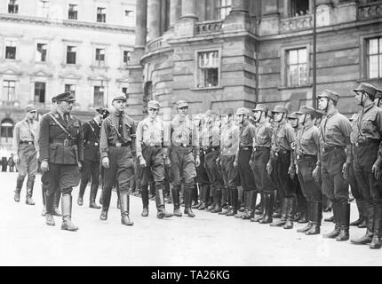 Im Februar 1933, der Berliner Polizei, Wolf-Heinrich Graf von Helldorff, inspiziert ein SA-Sturm, die als Hilfspolizei eingesetzt werden. Stockfoto