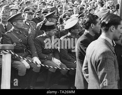 Foto von spanischen und deutschen Offiziere auf einer Tribüne anlässlich der Feiern in der Rückkehr der Legion Condor nach dem spanischen nationalen Sieg im Spanischen Bürgerkrieg in Hamburg am 31. Mai 1939. In der ersten Zeile, Spanischer Offiziere der Armee und ein Offizier (black hat) der Guardia Civil einer paramilitärischen Polizeieinheit. Im Hintergrund, Offiziere der Wehrmacht. Unter den Spanischen Ehrengäste gab es auch eine hochrangige Allgemein: Antonio Aranda Mata. Stockfoto