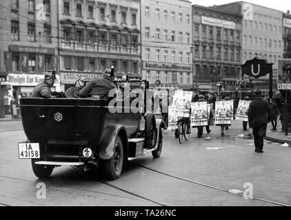 Wahlpropaganda am Hermannplatz in Berlin. Anhänger der Partei halten eine Rallye mit Wahlkämpfen anlässlich des Preußischen Landtags Wahlen. Die Demonstration Rallye ist von Polizisten in einem Auto begleitet. Stockfoto