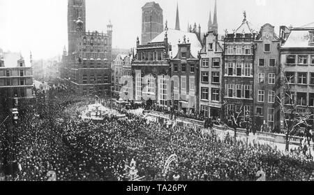 Auf dem Heumarkt in Danzig, Bürger versammeln sich gegen Abtretung von Danzig nach Polen zu protestieren. In den Augen dieser Entscheidung des amerikanischen Präsidenten Woodrow Wilson, verletzt das Recht der Völker auf Selbstbestimmung. Ein großer Teil der Danziger Bevölkerung hatte einen Deutschen biographischen Hintergrund. Stockfoto