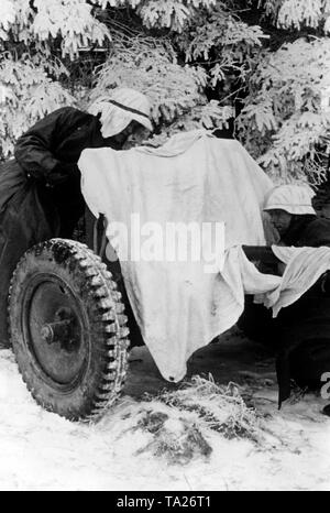 Deutsche Wehrmachtssoldaten Camouflage 3 rd 7 cm Pak 35/36 anti-tank Gun mit einem weißen Blatt neben dem Wald im Osten der Stadt Volokolamsk im mittleren Abschnitt der Ostfront. (PK Foto: kriegsberichterstatter Erich Bauer). Stockfoto