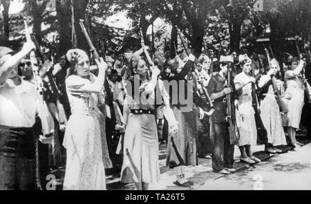 Foto von einer Gruppe von weiblichen Republikanischen Kämpfer Training mit einem Gewehr im Sommer 1936. Einige der Frauen sind bereits das Tragen von Uniformen und die blauen Overall der Miliz oder sogar ihre zivile Kleidung. Die Kämpfer sind nur Schultern ein Gewehr 98. Stockfoto