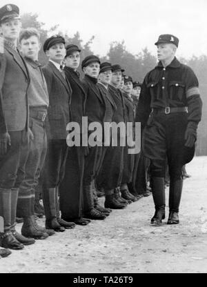 In Memel ist ein Memel deutsche Abteilung Sicherheit (Memel Deutschen SA) gegründet. Ansicht der Kandidaten zu Beginn der Ausbildung. Ein Offizier der Memeldeutscher Ordnungsdienst (SS) prüft sie Stockfoto