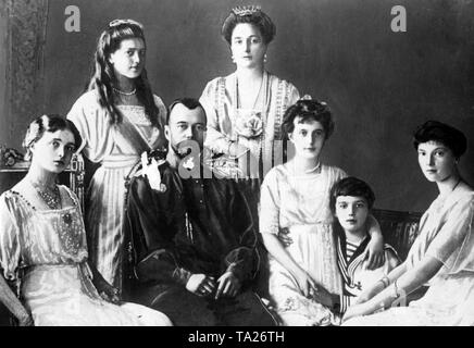 Des Zaren Familie. Von links: Olga, Maria, Zar Nikolaus II. von Russland, seiner Frau Alexandra Feodorovna, Anastasia, Alexei Tsarevich (thronfolger) und Tatiana. Undatiertes Foto von um 1913. Stockfoto