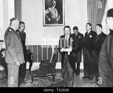 Die Regierung des Protektorats Böhmen und Mähren nach der Besetzung der Tschechoslowakei durch die Nationalsozialisten. Von links nach rechts: reichsprotektor Konstantin von Neurath, Premierminister Alois Elias (Mitte), Minister für Verkehr Jiri Havelka, Landwirtschaftsminister Ladislav Karel Feierabend, Finanzminister Josef Kalfus und Minister Dr. Ing. links Sadek. Im Hintergrund ein Porträt von Adolf Hitler. Stockfoto