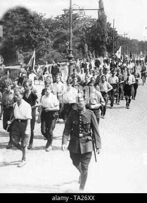 In der Zeit der einheitliches Verbot, rechtsradikale Gruppen und Verbände, begleitet durch die Schutzpolizei (Schupo), März in Potsdam während der Sitzung der "Kampfbund für die Kultur' ('Militant Liga für Deutsche Kultur"). Stockfoto